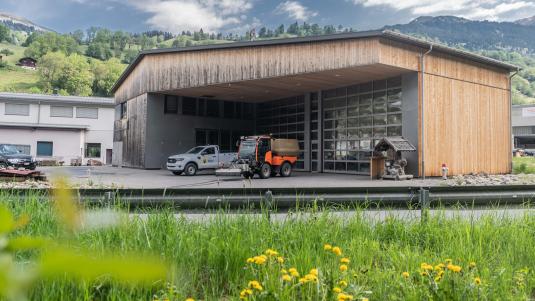 Werkhof der Gemeinde Küblis mit davor parkierten Fahrzeugen