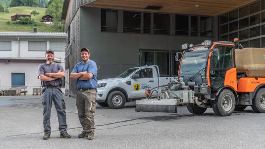 Die beiden Mitarbeiter des Werkdienstes vor dem Werkhof der Gemeinde Küblis