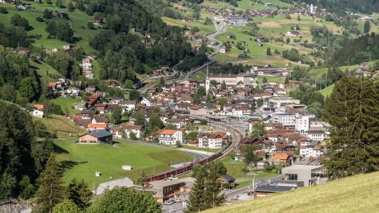 Ein Zug verlässt Küblis